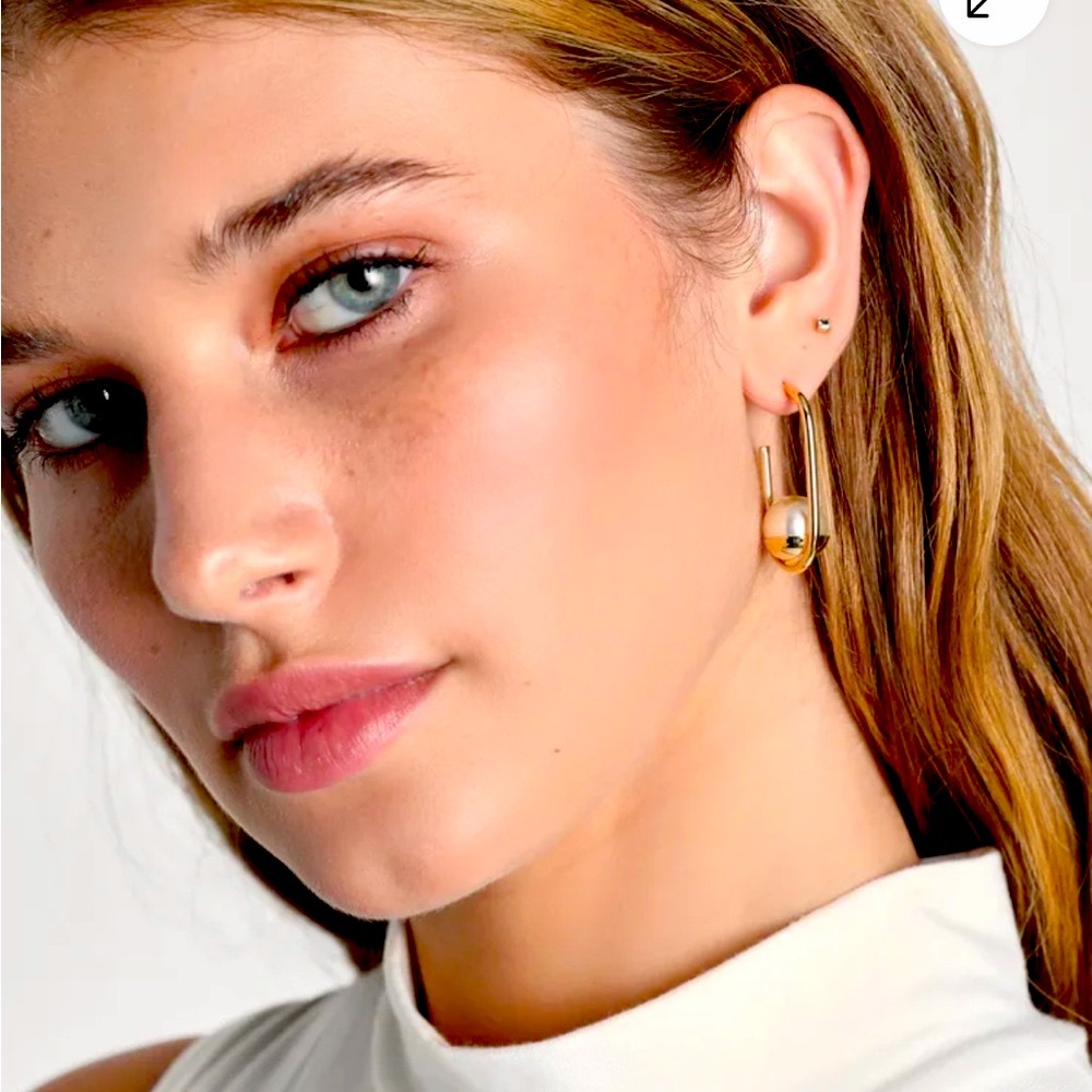 Lulu's Gold Minimalist Drop Earrings - Picture 4 of 6